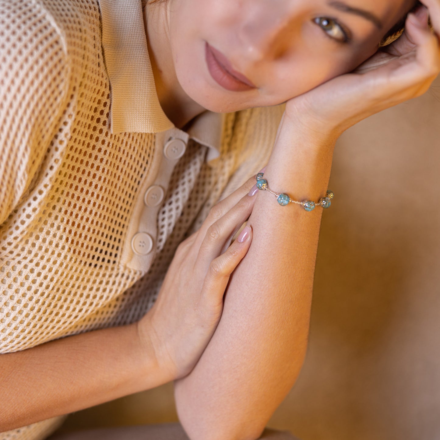 bracciale-perle-vetro-murano-vicky-celeste-sospiri-venezia-fashion-idea-regalo-elegante-indossato-modella