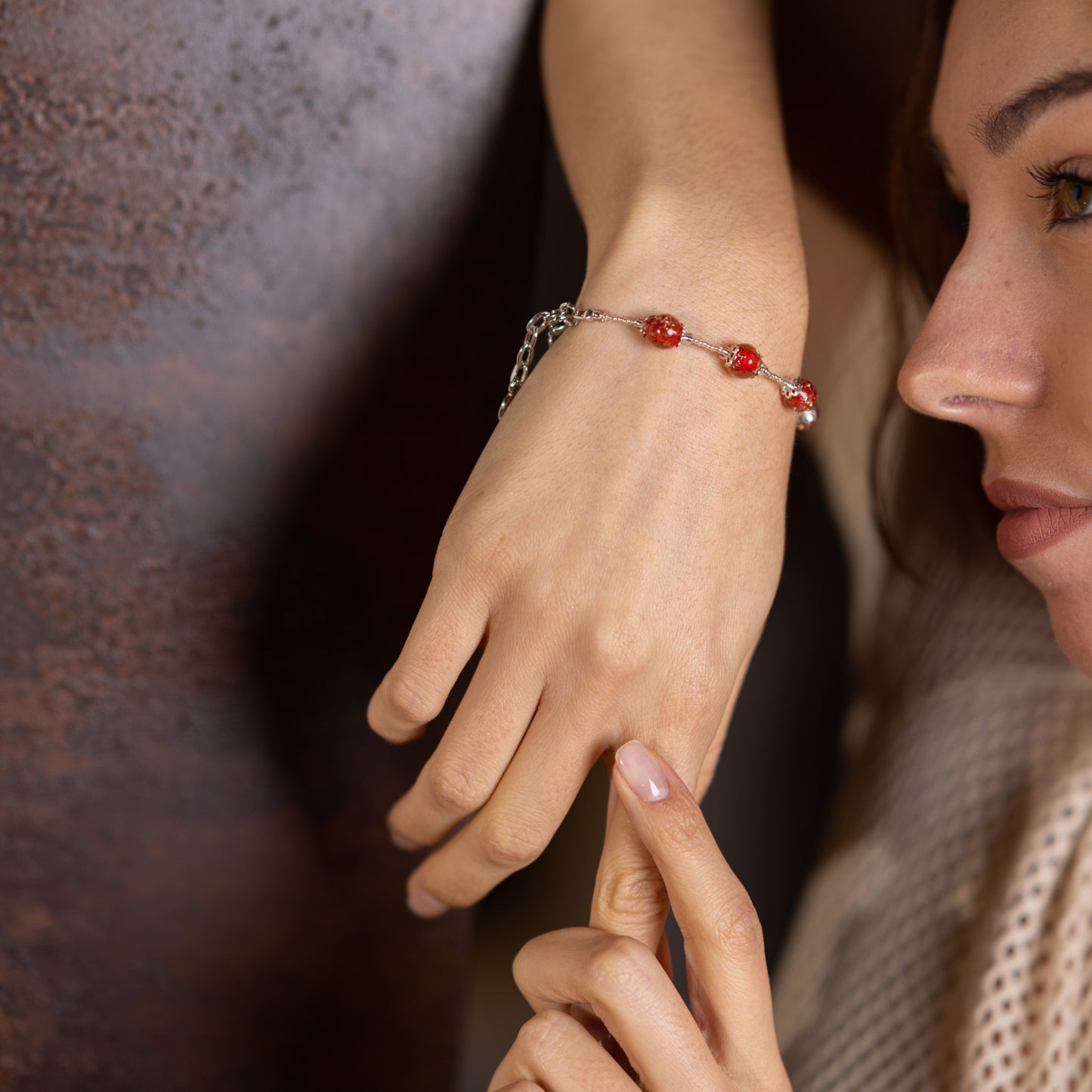 bracciale-perle-vetro-murano-vicky-rosso-sospiri-venezia-fashion-idea-regalo-elegante-argento-indossato