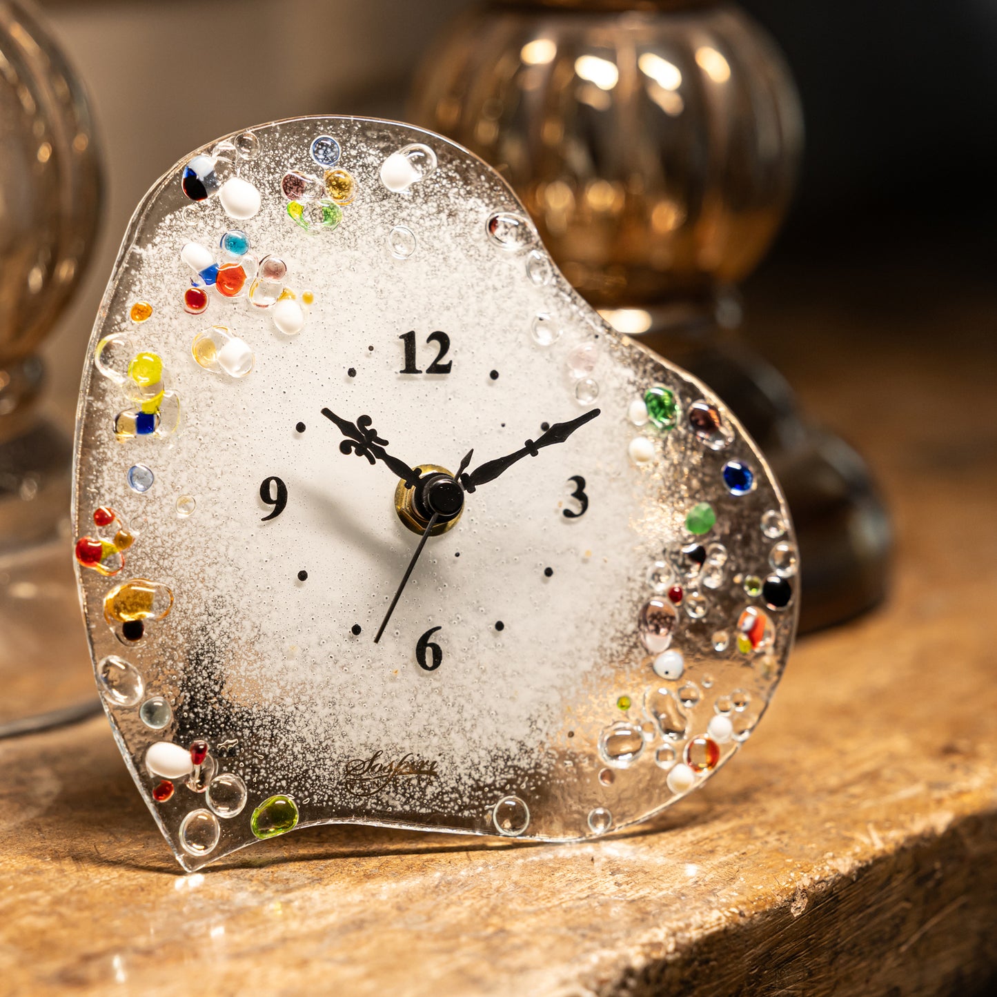 orologio-cuore-scrivania-cm-13-vetro-murano-murrine-decoro-gocce-veneziane-idea-regalo-cerimonia-bomboniera-sospiri-venezia-ambientato-1