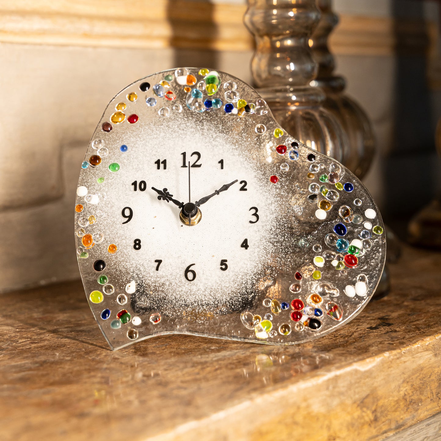 orologio-cuore-scrivania-cm-19-vetro-murano-murrine-decoro-gocce-veneziane-idea-regalo-cerimonia-bomboniera-sospiri-venezia-ambientato
