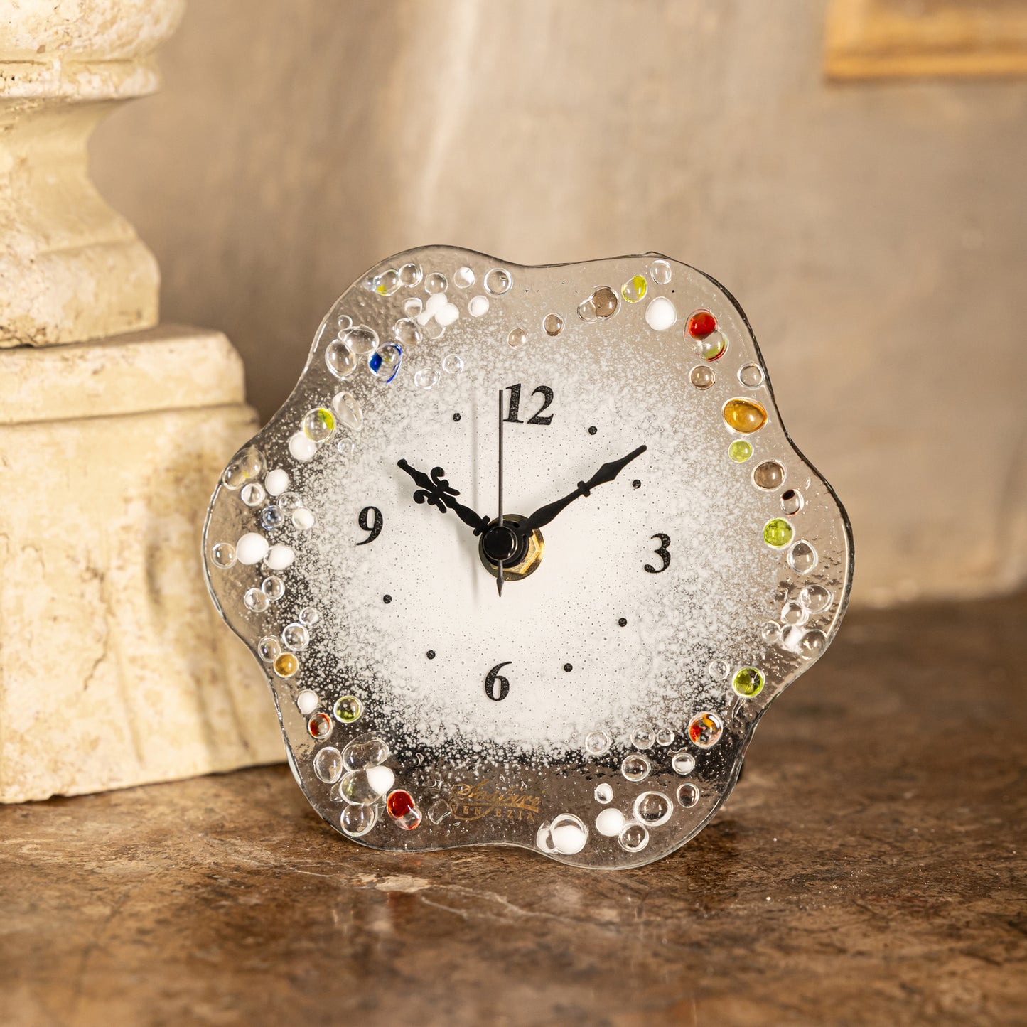 orologio-fiore-scrivania-cm-13-vetro-murano-murrine-decoro-gocce-veneziane-idea-regalo-cerimonia-bomboniera-sospiri-venezia-ambientato-2