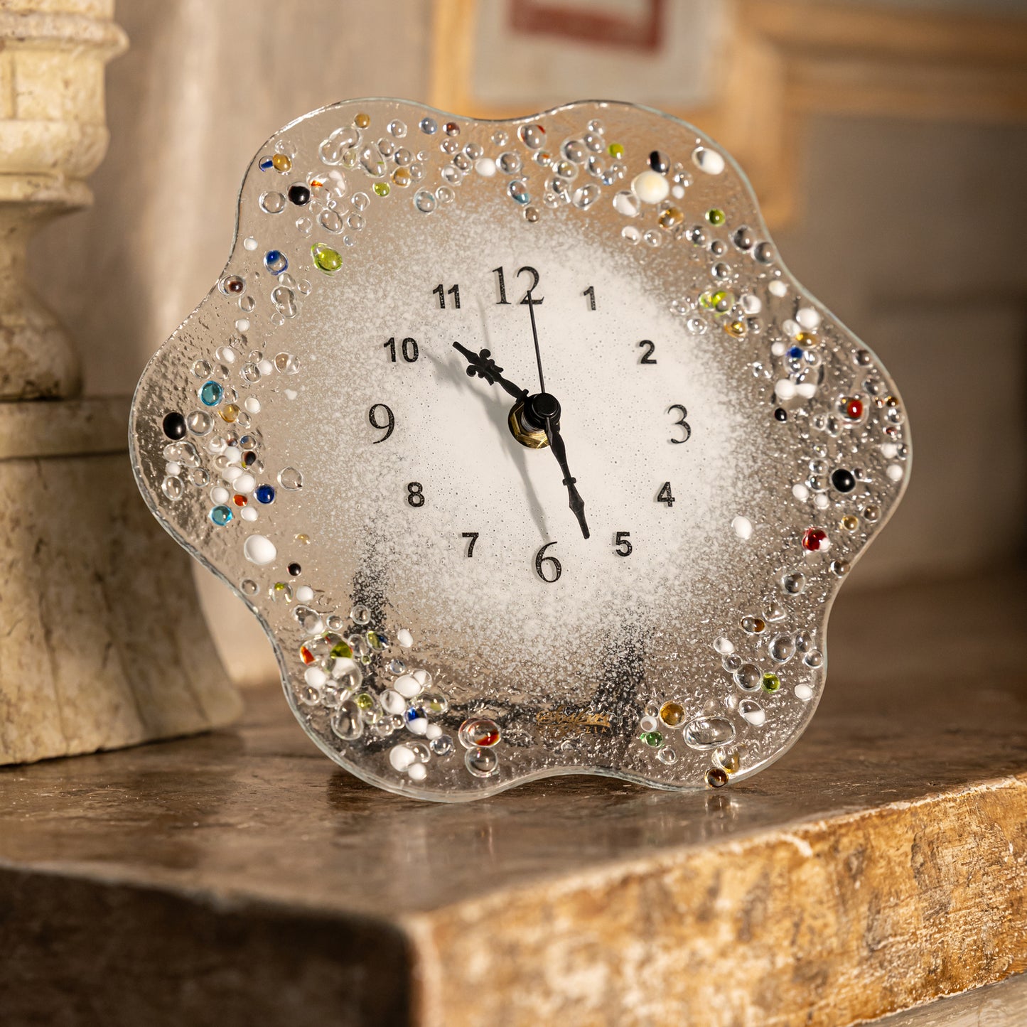 orologio-fiore-scrivania-cm-19-vetro-murano-murrine-decoro-gocce-veneziane-idea-regalo-cerimonia-bomboniera-sospiri-venezia-ambientato-1