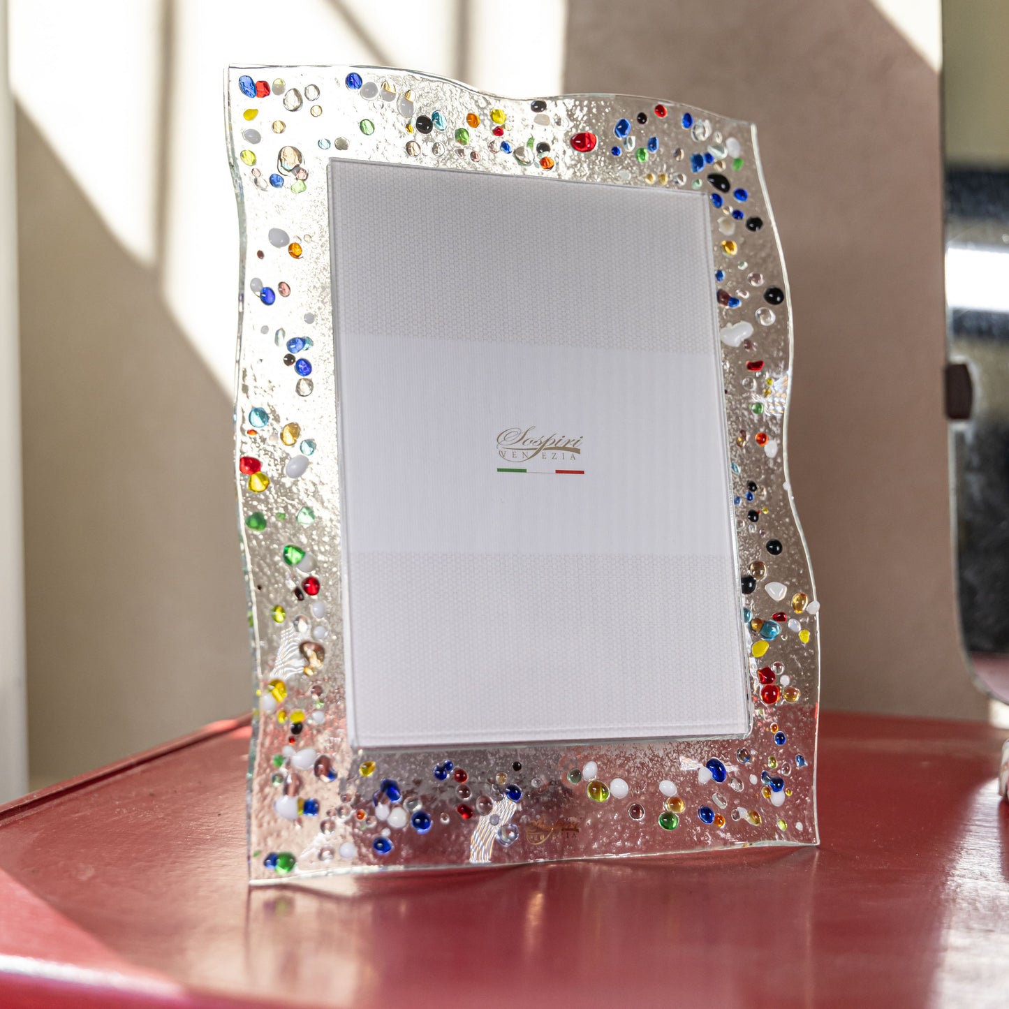 portafoto-rettangolare-grande-vetro-murano-murrine-decoro-gocce-veneziane-idea-regalo-cerimonia-bomboniera-sospiri-venezia-ambientato