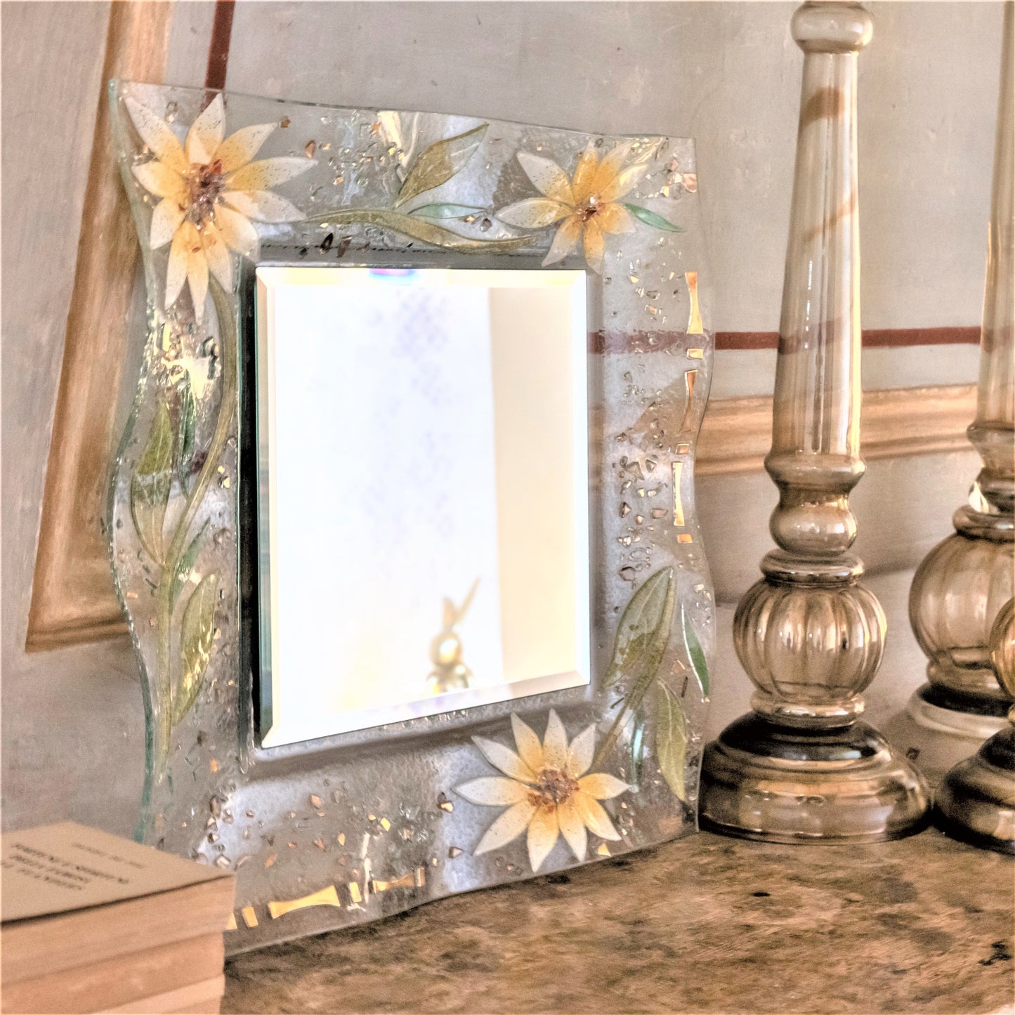 specchio-parete-decorativo-quadrato-piccolo-vetro-murano-murrine-oro-idea-regalo-complementoarredo-moderno-design-ambientata-decoro-gerbera